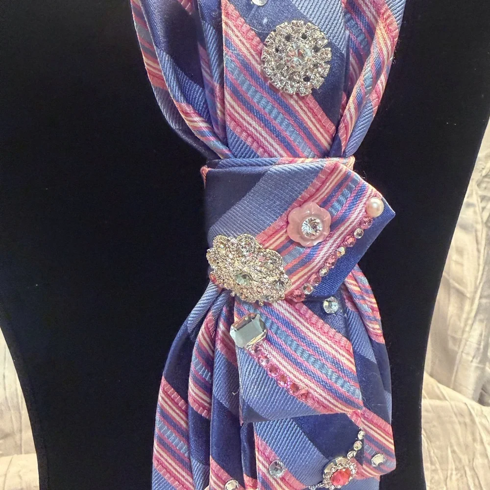 Elegant Striped Brooch-Embellished tie necklace. - Picture 6 of 6